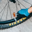 Kép 5/5 - Granite Suture Aero tire plug tubeless defektjavító készlet Co2 töltőfejjel [fekete]